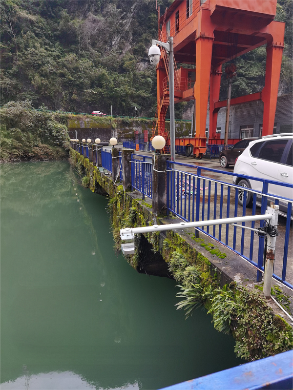 1120水電站生態流量監測——雷達水位計01.jpg